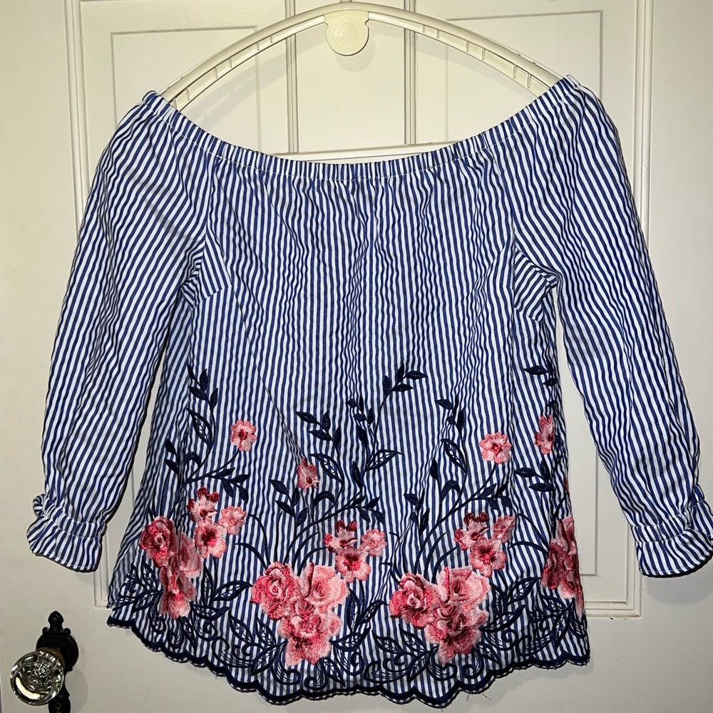 Off the shoulder stopes embroidered ELLE top S